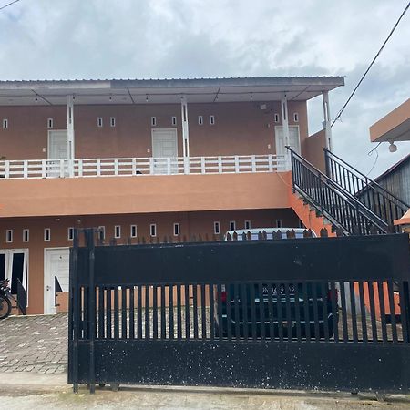 Ron'S Guest House Berastagi Backpacker Rooms Exterior photo