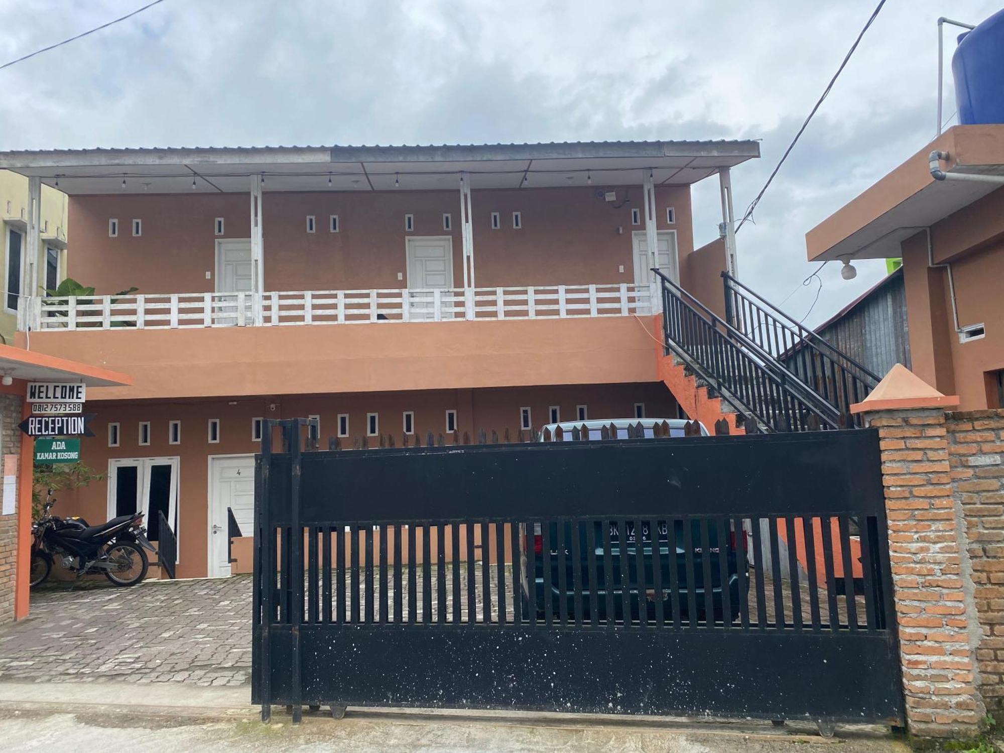 Ron'S Guest House Berastagi Backpacker Rooms Exterior photo